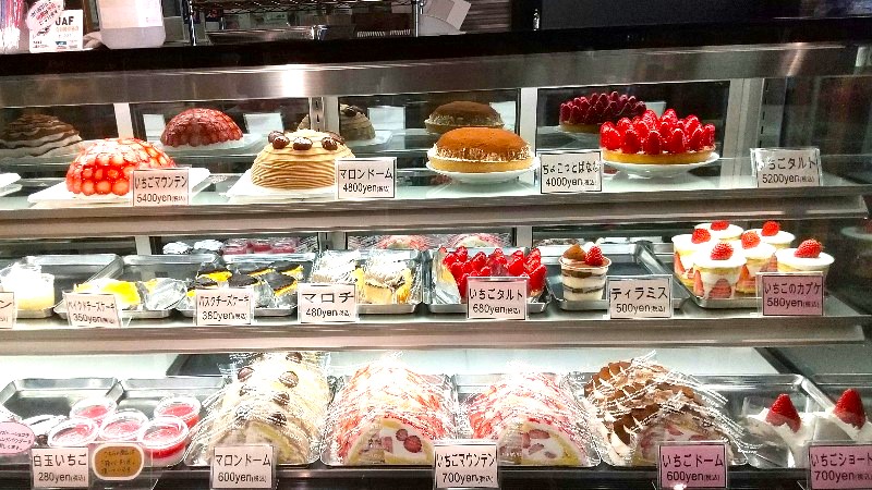 SAI&Co. （サイコー）おすすめのカフェ・ランチの店内、ショーケースの中にはフルーツを使った美味しそうなケーキ＠イオンモール今治新都市