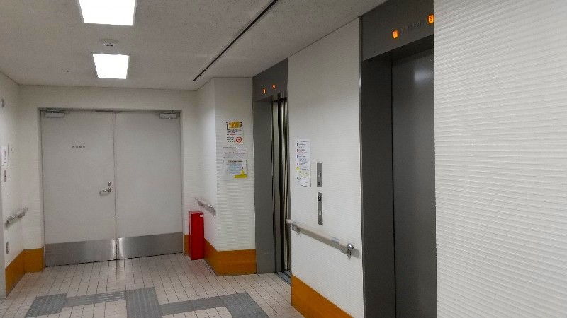 松山市総合福祉センターの地下、エレベーター