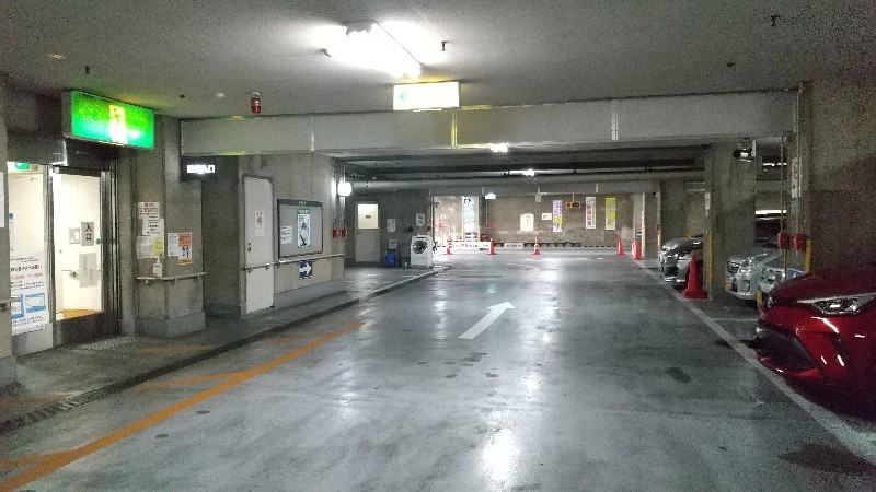 松山市総合福祉センターの地下、駐車場