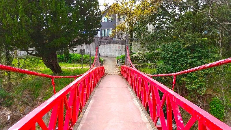 松山市、石手川に架かる赤い吊り橋「岩堰橋」口コミ・レビュー