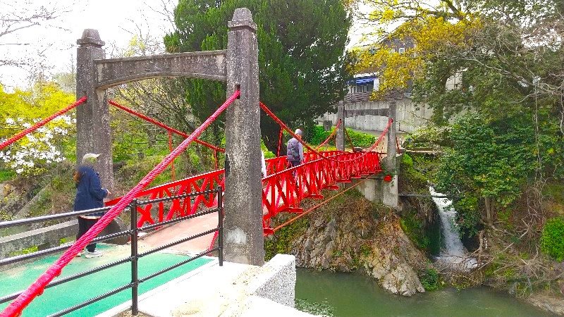 松山市、石手川に架かる赤い吊り橋「岩堰橋」口コミ・レビュー