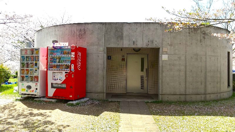松山総合公園の「さくらの丘（芝生広場）」にあるトイレと自動販売機、口コミ・レビュー・写真