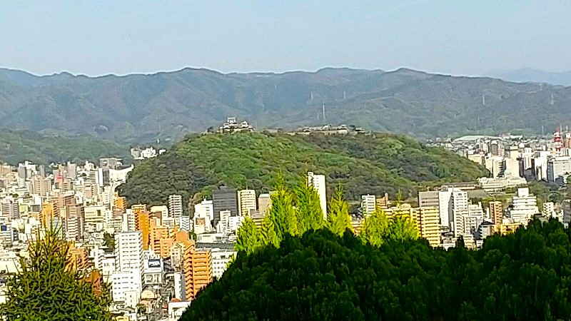 松山総合公園の「ヨーロッパ風の展望台（お城・塔）」から見える景色と松山城、口コミ・レビュー